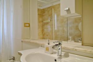 a bathroom with a sink and a mirror at BWR - Bilocale a Cornaredo ---vicino Rho Fiera--- in Cornaredo