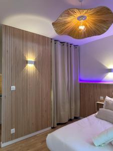 a bedroom with a bed and a ceiling at Studio MBS 2- Cosy, Tramway, Wifi, Parking, Equipé in Montpellier