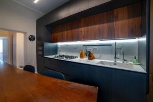 une cuisine avec un évier et un plan de travail dans l'établissement Suite Scacco Terrazza Vista Torre degli Sciri, à Pérouse