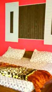 Ένα ή περισσότερα κρεβάτια σε δωμάτιο στο Krishn Kedar Resort +1 φωτογραφίες