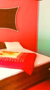 Ένα ή περισσότερα κρεβάτια σε δωμάτιο στο Krishn Kedar Resort