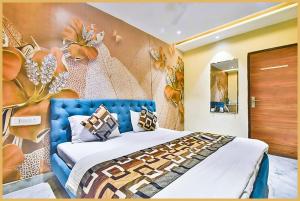 una camera da letto con un letto con testiera blu di Amritsar Hotel Singh International - Providing AC & Non AC Rooms With Free Wi-fi - Lift & Free Parking Facility - Excellent Room Service - A Premium Hotel In Amritsar ad Amritsar