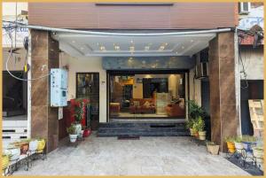 una casa con patio e soggiorno di Amritsar Hotel Singh International - Providing AC & Non AC Rooms With Free Wi-fi - Lift & Free Parking Facility - Excellent Room Service - A Premium Hotel In Amritsar ad Amritsar Altre 29 foto