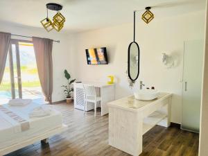 Un pat sau paturi într-o cameră la Sa Iba Resort +53 fotografii