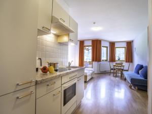 kuchnia z białymi urządzeniami i salon w obiekcie Scenic Apartment in Top Location w Neustift im Stubaital