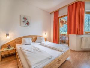 sypialnia z łóżkiem i oknem w obiekcie Scenic Apartment in Top Location w Neustift im Stubaital