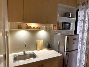 Kuchyň nebo kuchyňský kout v ubytování Luxury apartment unit, Bacolod city