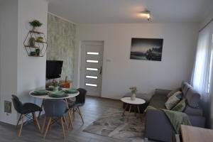 un soggiorno con un divano e un tavolo di Krisztina Apartman Balatonberény a Balatonberény