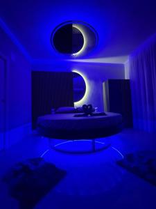 フォッジャにあるSN Luxury Room & Spaの青い部屋(青いライト付きのベッド付)