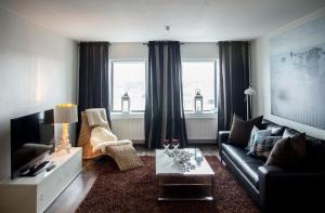 uma sala de estar com um sofá e uma mesa em Hotelli Olof em Tornio