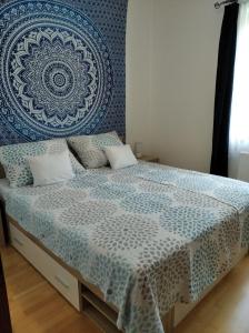 a bedroom with a bed with a blue wall at Balatoni Mandala Vendégház in Balatonszemes
