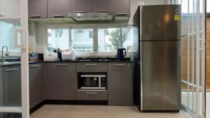 Køkken eller tekøkken på Airport Villa Bangkok