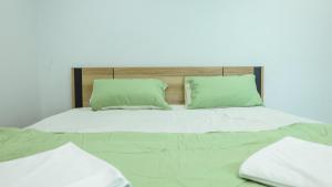 En eller flere senge i et værelse på Airport Villa Bangkok + 12 billeder