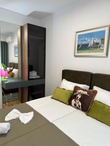 斯科普里Blue Sky Deluxe的带床和镜子的卧室