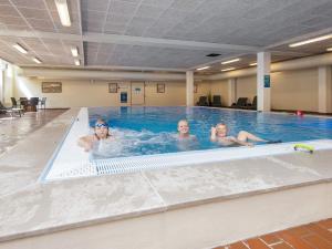 Bazén v ubytování Fanø Holiday Home Center nebo v jeho okolí + 37 fotografií