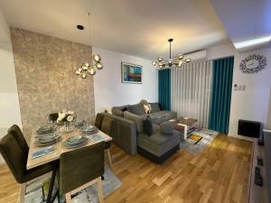 斯科普里Blue Sky Deluxe的客厅里有一张沙发和一张桌子。