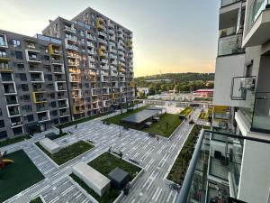 斯科普里Blue Sky Deluxe的鸟瞰高楼林立的城市