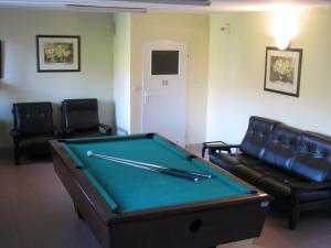 Rejman Noclegi في اوسترزوكي دولن: غرفة مع طاولة بلياردو وكرسيين