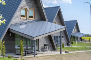 una casa con tetto in metallo di Tuhamäe hosteli puhkemajad a Kiviõli