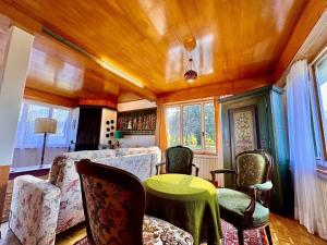 O bucătărie sau chicinetă la Vintage Lake View Villa with Outdoor Pool