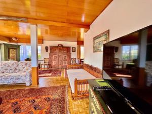 Un televizor și/sau centru de divertisment la Vintage Lake View Villa with Outdoor Pool