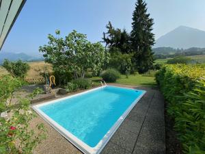 Swimmingpoolen hos eller tæt på Vintage Lake View Villa with Outdoor Pool