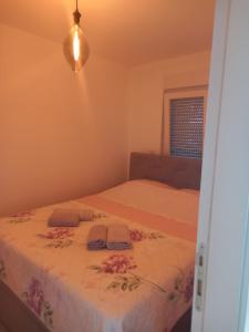 a bedroom with two beds and a window at Apartman Jana 2 in Doboj