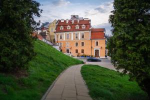a large building on a hill next to a street at EASY RENT- Fontana Boutique Premium Plac Zamkowy in Lublin