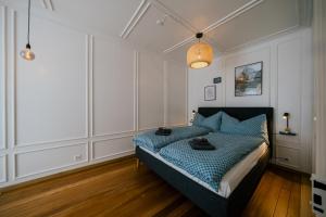 a bedroom with a bed with blue pillows at Central Boutique Apartment - Garden with Riveraccess in Thun