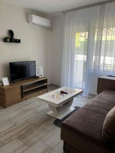 Una televisión o centro de entretenimiento en Sunflower Apartmani