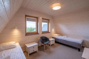 una camera da letto con un letto, una scrivania e una sedia di Tuhamäe hosteli puhkemajad a Kiviõli