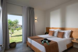 Postel nebo postele na pokoji v ubytování The River Suites Adults Only-A Seaside Experience + 18 fotografií