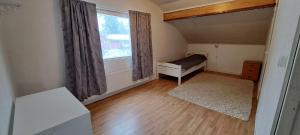 Un dormitorio pequeño con una cama y una ventana. en Omakotitalo Karhula, en Kotka