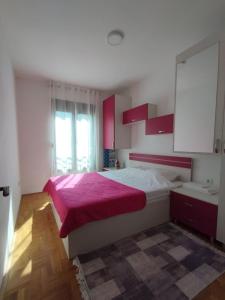 Postel nebo postele na pokoji v ubytování Becici Akacia Apartments