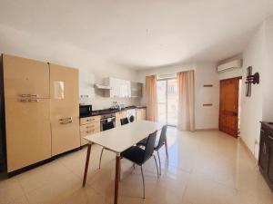 Η κουζίνα ή μικρή κουζίνα στο Stylish Studio Penthouse with Side Sea-Views