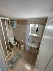 ein kleines Badezimmer mit Toilette und Waschbecken in der Unterkunft Syros Studios in Ermoupoli