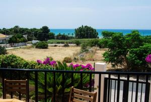 Foto dalla galleria di casa con veranda vista mare a Sampieri