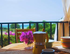 Foto dalla galleria di casa con veranda vista mare a Sampieri