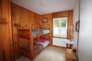 ein kleines Zimmer mit einem Etagenbett und einem Waschbecken in der Unterkunft Gîte Les Jonquilles IV in Le Bonhomme