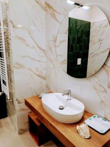 un bagno con lavandino e specchio di Room with a view a Salerno Altre 23 foto