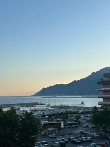 un parcheggio con un porto turistico con auto parcheggiate di Room with a view a Salerno