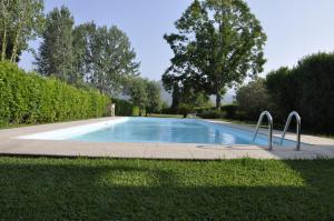 una piscina en medio de un patio en La Capannina, en Capannori 37 fotos más