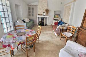 MontfortにあるLes Bulles de Montfort - WiFi - Parking gratuit & Cuisineのテーブルと椅子とソファのあるリビングルーム