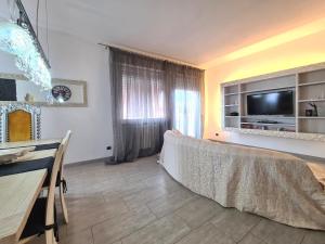 a living room with a couch and a television at Appartamento Cristian Zucconi in Venturina Terme