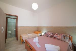 Postel nebo postele na pokoji v ubytování Villa Benedetta On SeaShore - Happy Rentals