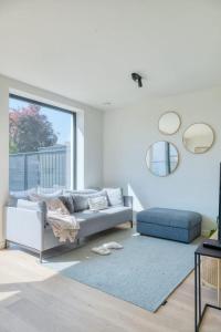 Fotografie z fotogalerie ubytování Beautiful 3-Bedroom Home with Garden & Parking v destinaci Deinze