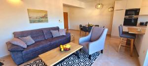 Posezení v ubytování Spacious seaview apt, 250m to beach, 4km to Trogir - Apt Una