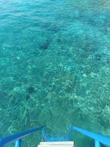 een close-up van het helderblauwe water bij Cactus Garden Kalkan - Club Patara Villas in Kalkan