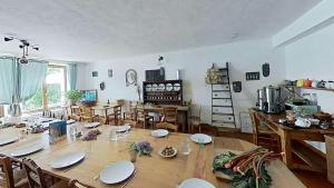 a living room with a table and chairs and a kitchen at CASA-Salon Bella Ciao Suite pour 5 personnes in Molines-en-Queyras +40 photos