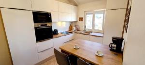 Kuchyň nebo kuchyňský kout v ubytování Spacious seaview apt, 250m to beach, 4km to Trogir - Apt Una